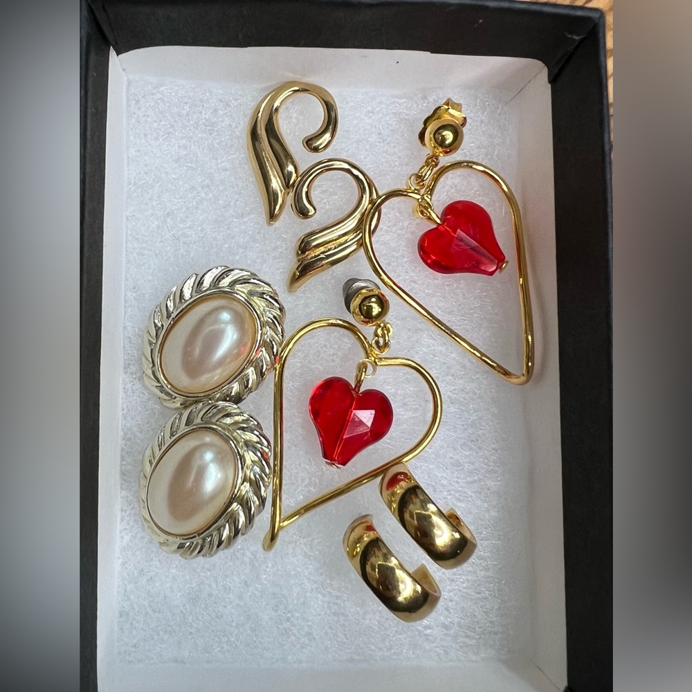 4 pairs of earrings